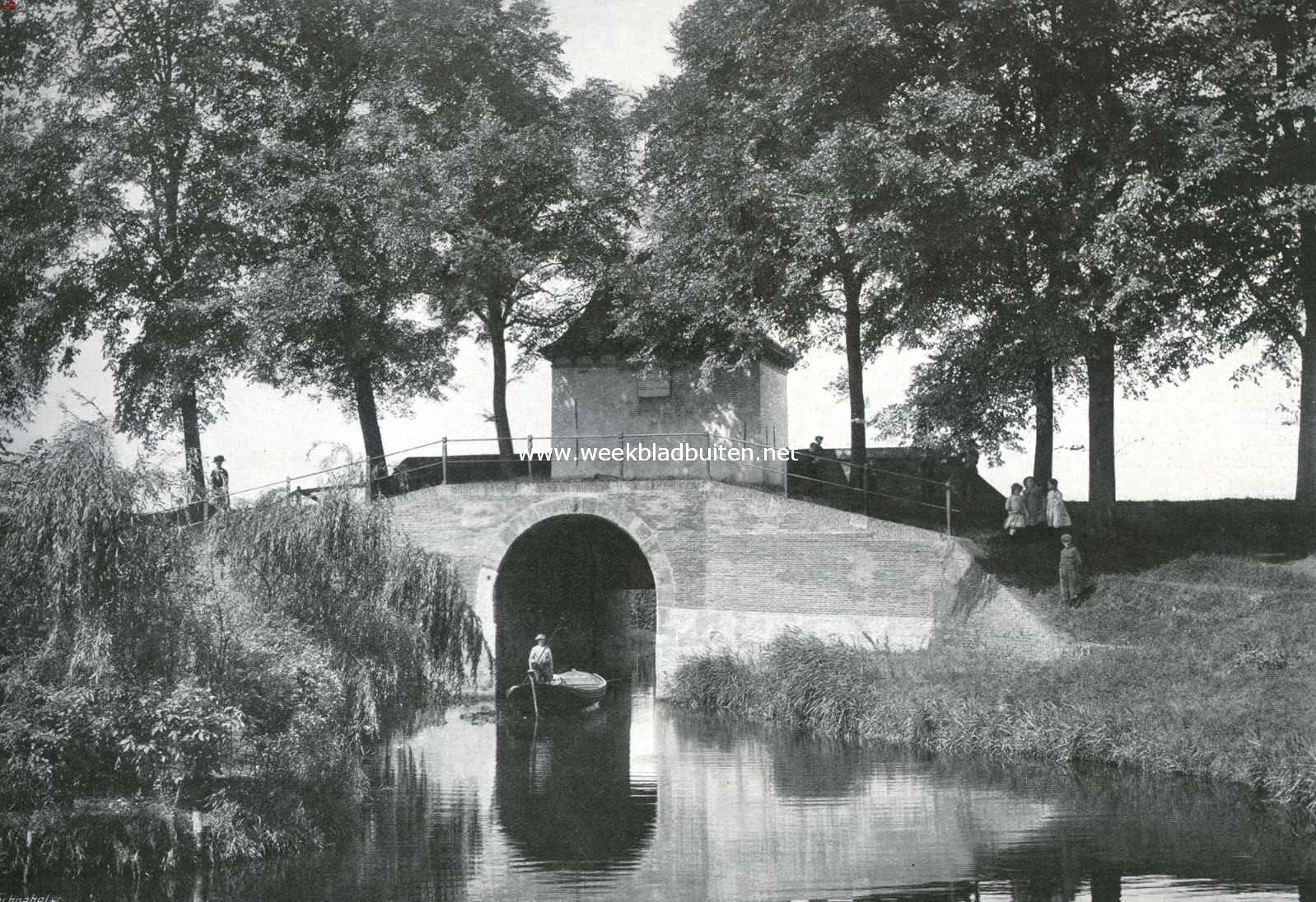 Enkhuizen's waterpoortjes. De Boerenboom, stadszijde