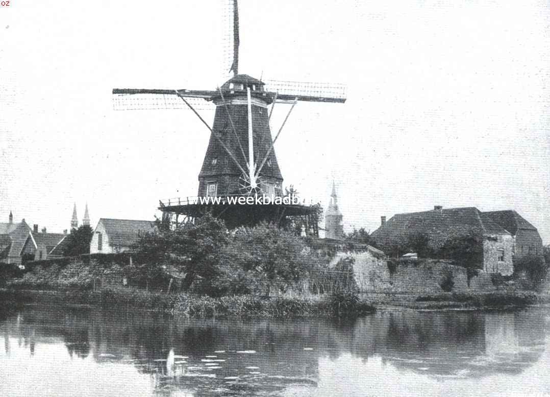 Montfoort. Gezicht op de stadsgracht en den molen. Rechts overblijfselen van de oude wallen, gedeeltelijk als buitenmuur van arbeiderswoningen gebruikt