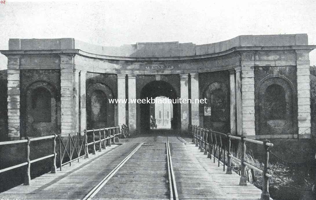 De Amsterdamsche poort te Naarden, gebouwd in 1683 en hersteld in 1773, die weldra zal worden gesloopt, zijnde verklaard tot 