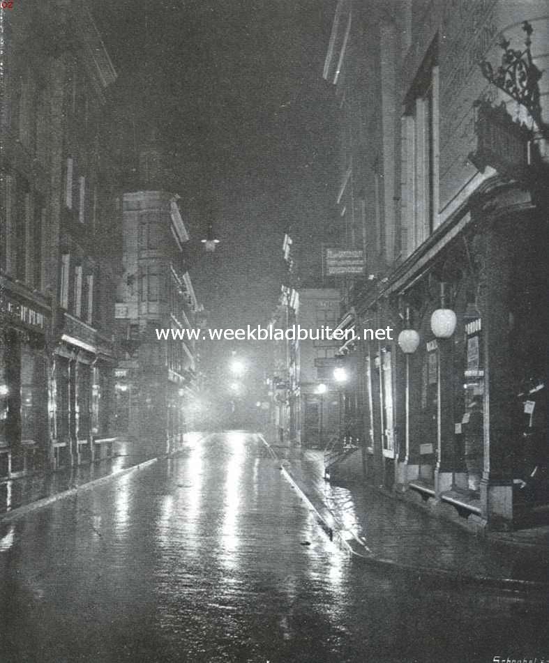 Over regen. Regenstraat met lichtreflexen als eenige levendigheid