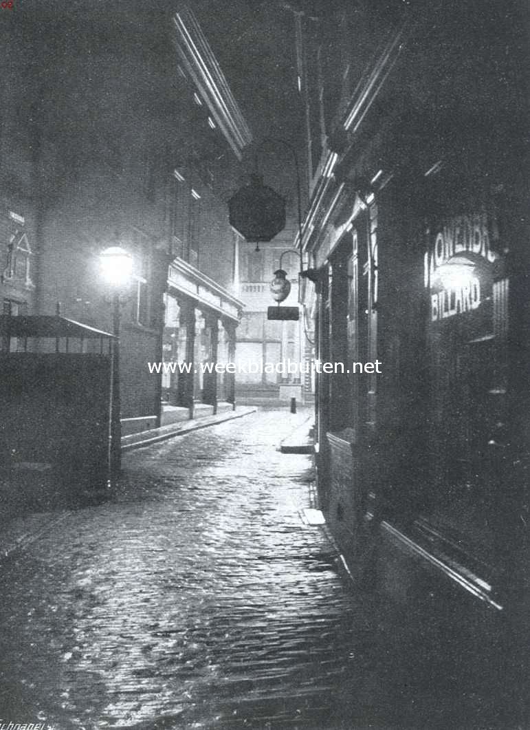 Over regen. Stadsstraatje in den regen-avond, stil en verlaten
