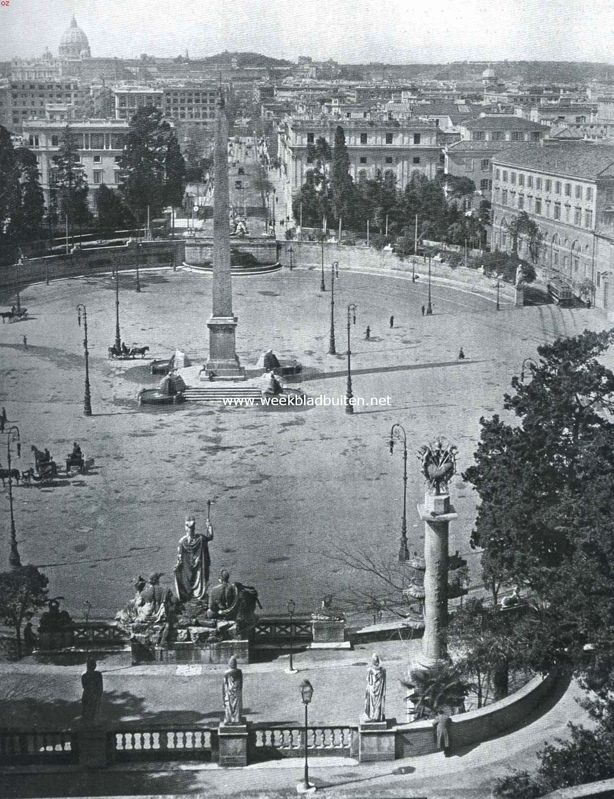 Piazza del Popolo en Porte Margherita te Rome. Gezien van den Monte Pincio. In de verte zijn de Pieterskerk en de gebouwen van het Vaticaan duidelijk zichtbaar. In het midden der piazza staat een obelisk, die door keizer Augustus uit Egypte is overgebracht en uit de dertiende eeuw voor Christus dagteekent
