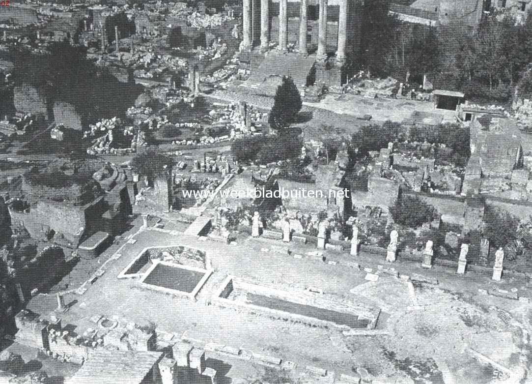 Op en om het Forum Romanum. Op den voorgrond het Atrium Vestae (het paleis der Vestaalsche maagden), de hof met de beelden der opperpriesteressen; links daarvan de ronde bouwval van den tempel van Vesta; op den achtergrond, aan de overzijde der Sacra Via, ziet men de zuilen van den tempel van Faustina (San Lorenzo in Miranda)