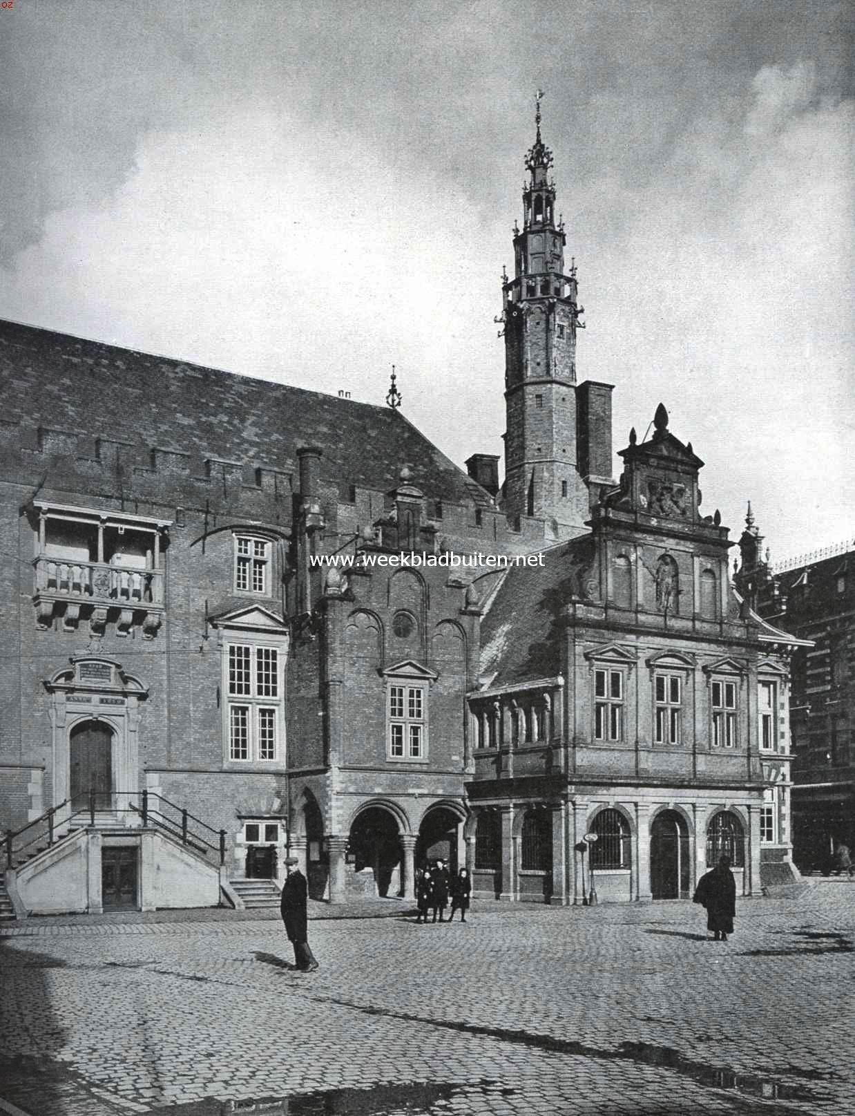 Het stadhuis te Haarlem met den dezer dagen voltooiden toren, gebouwd naar het model van den in 1772 wegens bouwvalligheid afgebroken toren