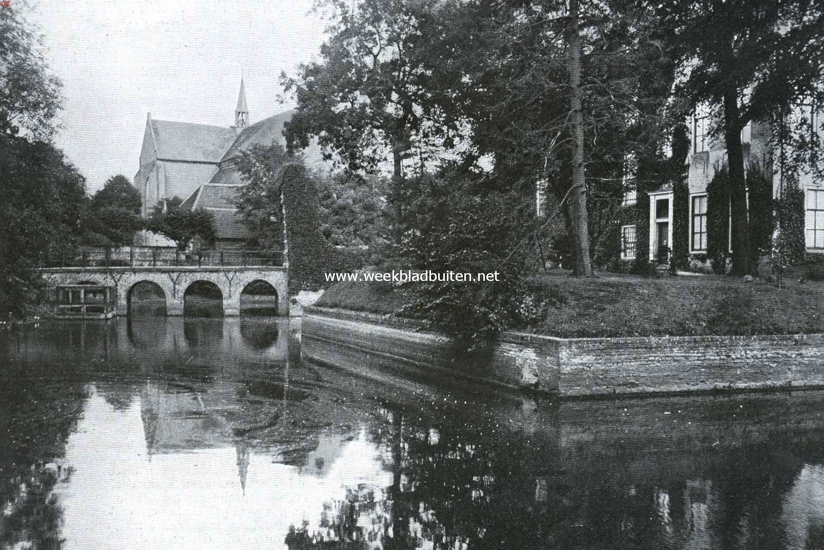 Het kasteel Haamstede. Slotgracht en brug. Op den achtergrond de kruiskerk van Haamstede