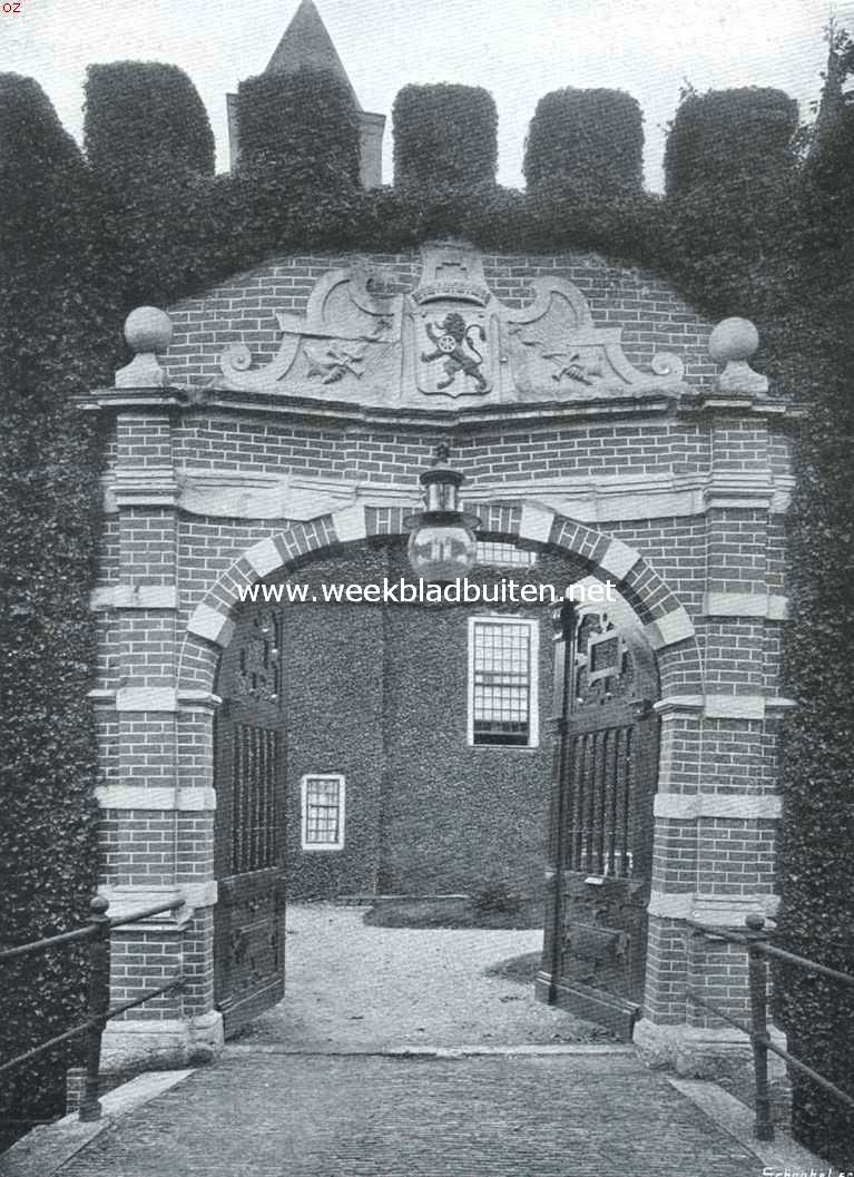 Het kasteel Haamstede. Poort op de slotbrug, omstreeks 1610 gebouwd. In het midden het wapen van Haamstede, de Hollandsche leeuw met het wiel van Heusden beladen. Het zwaard met slang omwonden en vastgehouden door een ijzeren handschoen, ter weerszijden van het wapen, is het helmteeken van het wapen van den herbouwer van het kasteel, Jacob van den Eynde (1575-1614)