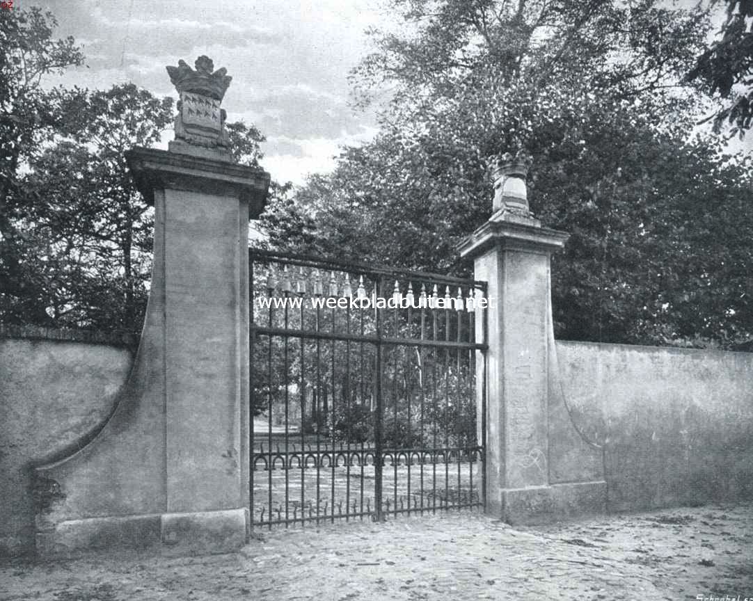 Het kasteel Haamstede. Het inrijhek, toegang gevende tot de groote dreef van het bosch, aan de linkerzijde waarvan zich de slotbrug bevindt. Op de kolommen de wapens van Mr. Iman Mogge (1651-1716) en zijn tweede echtgenoote Helena Catharina de Witte (1661-1695)