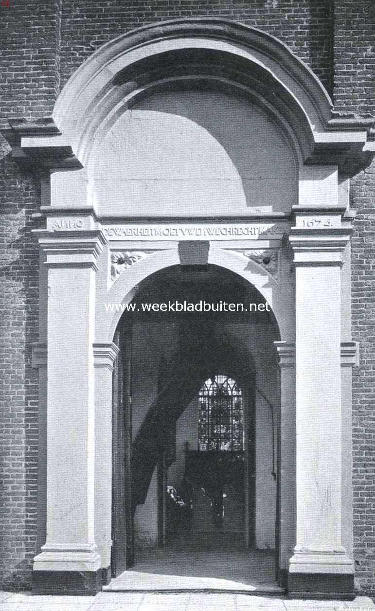 Bij het eindpunt der nieuwe tramlijn op Schouwen. Hoofdingang van de kerk van Burgh. Op den achtergrond in de kerk ziet men de ambachtsheerenbank en het geschilderde raam