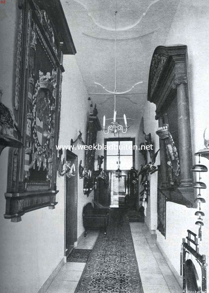 Het kasteel Haamstede. Benedengang in het nieuwere gedeelte. De wapenborden zijn afkomstig uit de kerk van Haamstede en hebben betrekking op in dat gebouw begraven ambachtsheeren en -vrouwen uit de geslachten De Witte, Mogge, Hooft, e.a.