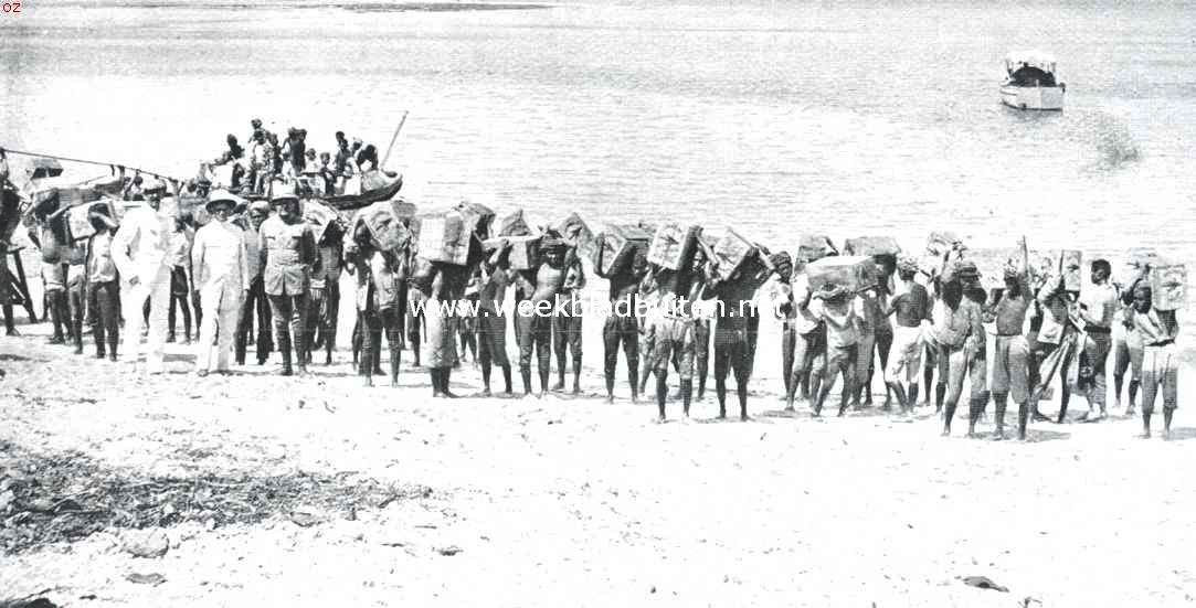 De Wijnkoopsbaai en de Baai van Genteng. Aan de Baai van Genteng, koelies brengen kisten met petroleum aan land