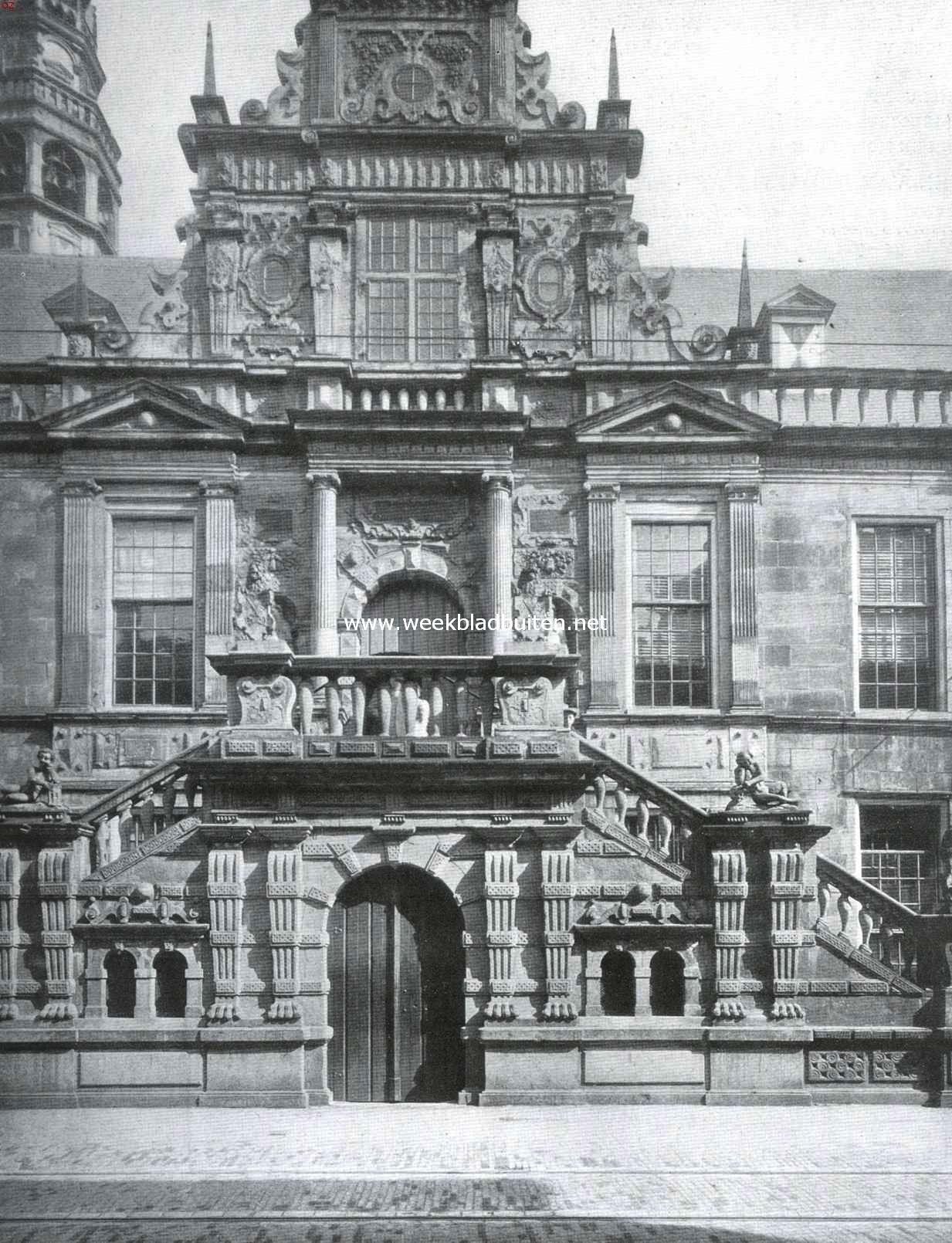 Het raadhuis te Leiden. Middenfront en bordes