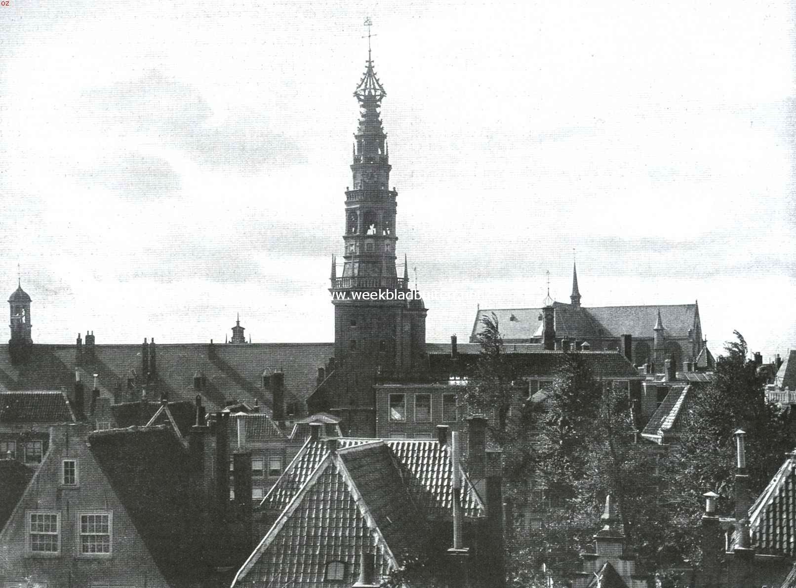 Het raadhuis te Leiden met den toren, van den burg gezien. In het verschiet de St. Pieterskerk
