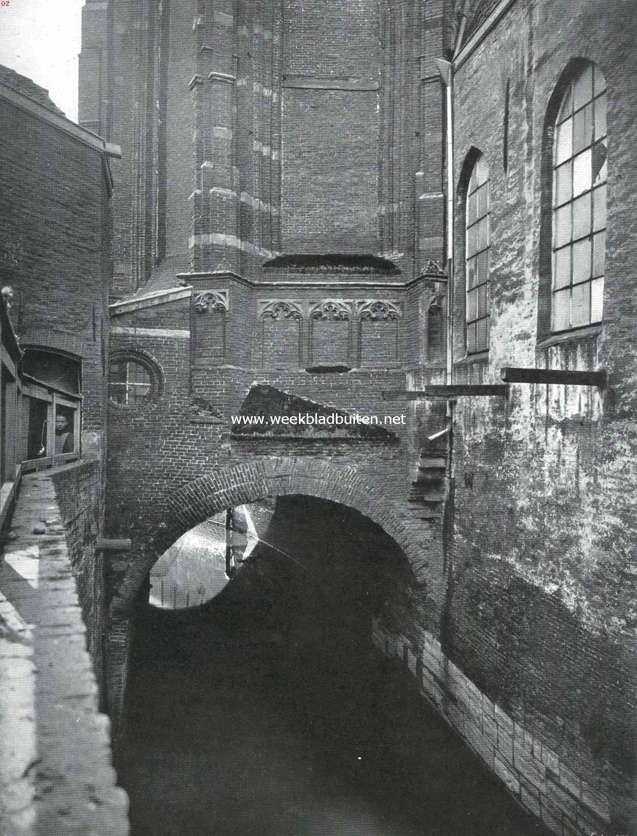 De kruiskerk te 's-Hertogenbosch. Het op een tongewelf boven het riviertje 