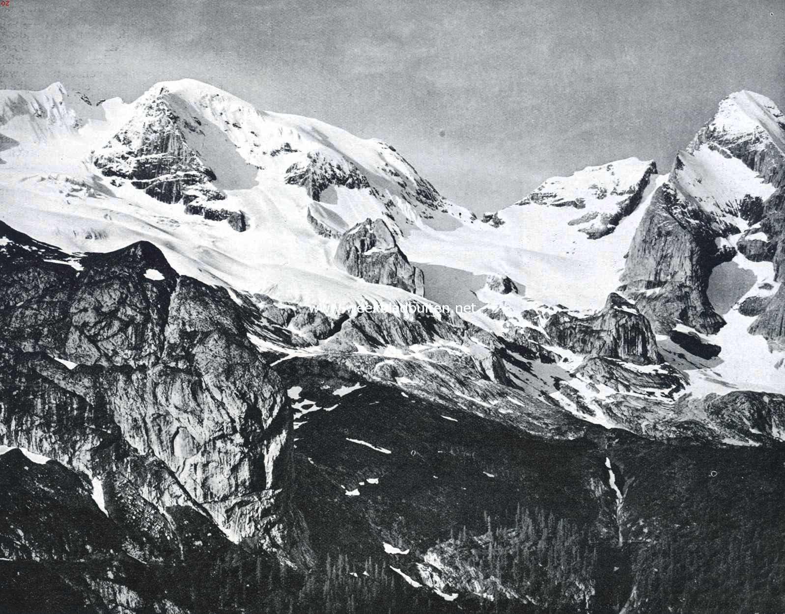 Het bij Alpentoeristen welbekende trotsche bergland op de grens van Itali en door Itali begeerd Zuid-Tyrol. Links de Marmolata