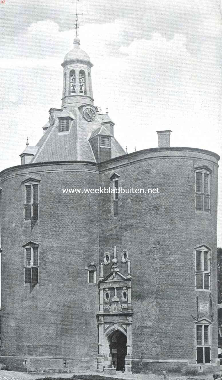 De gerestaureerde Drommedaris te Enkhuizen. Zeezijde