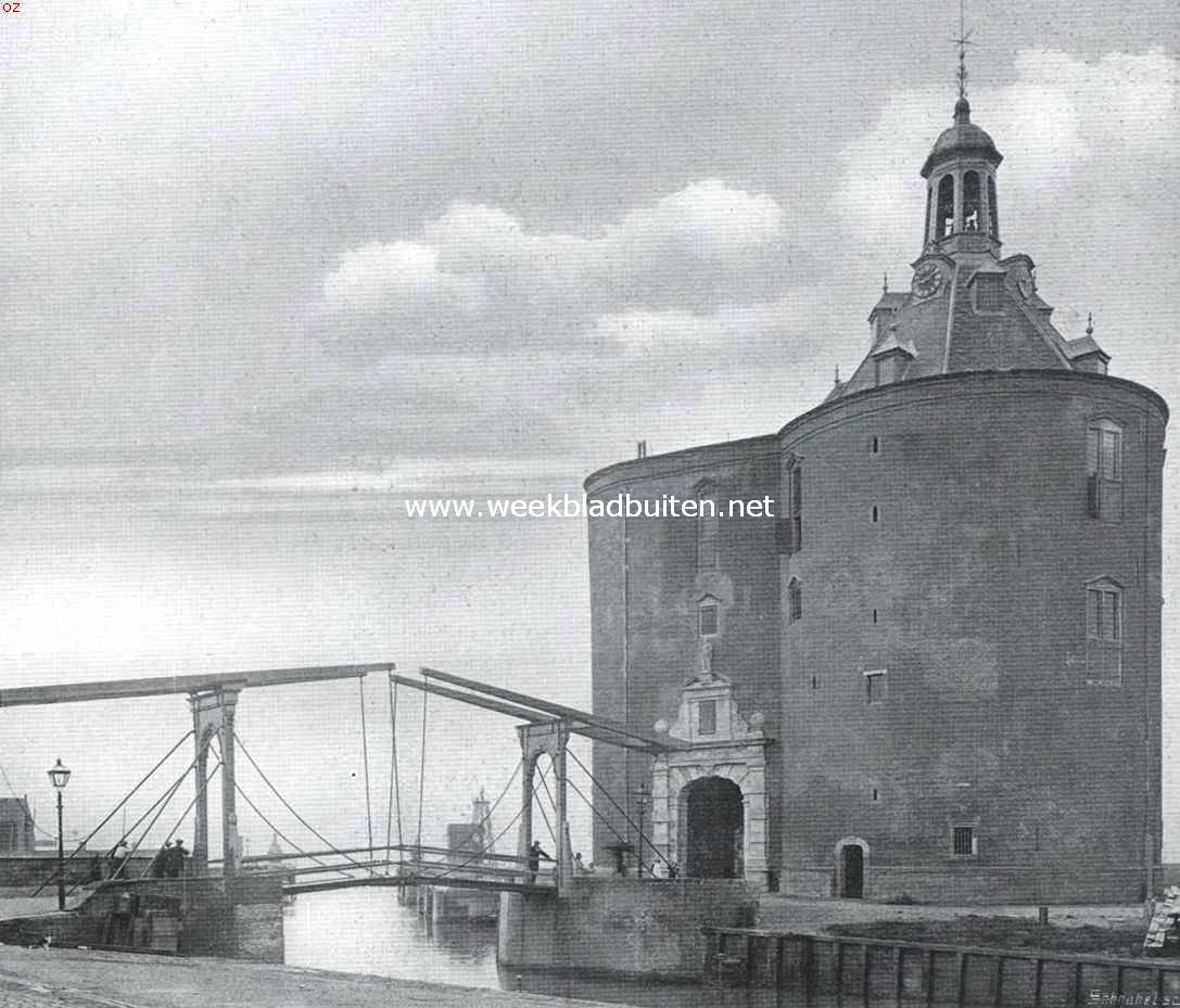 De gerestaureerde Drommedaris te Enkhuizen. Gezien van de Veermanskade