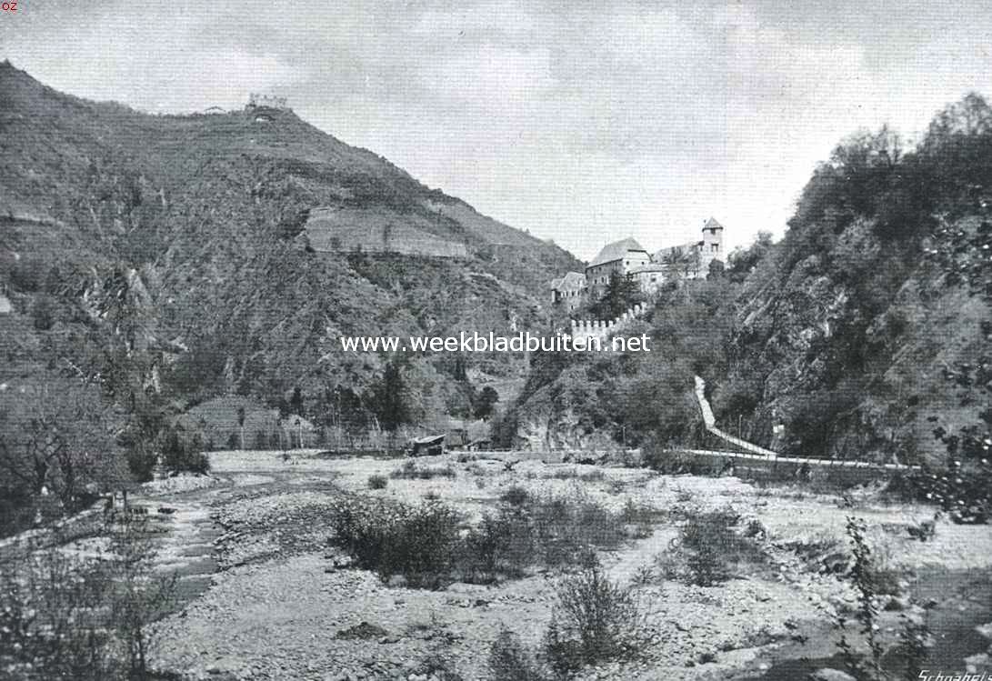 In Zuid Tirol Bozen-Gries. Het slot Runkelstein in het Talferdal. Links op den berg het slot Rafenstein
