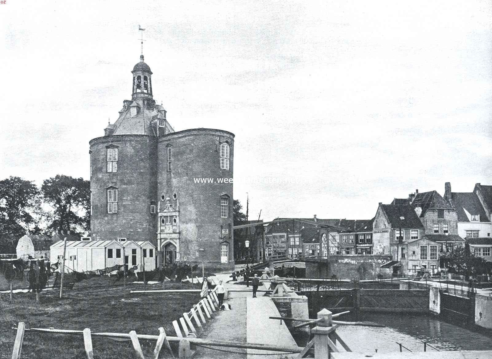De gerestaureerde Drommedaris te Enkhuizen. De Drommedaris vr de restauratie, met de ontsierende barakken, die thans verdwenen zijn