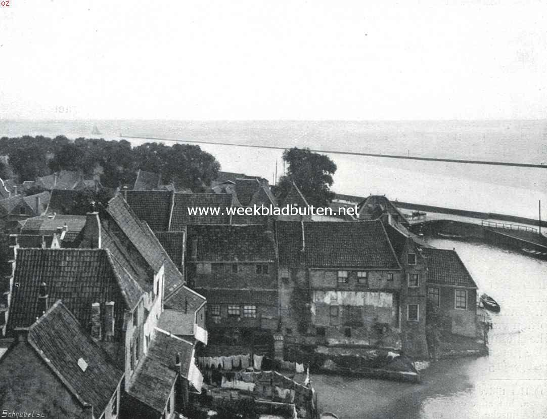 De gerestaureerde Drommedaris te Enkhuizen. De oude huizen aan de haven, de Wierdijk (bij de Blauwpoortsbrug) en de Zuiderzee, gezien van den Drommedaris af