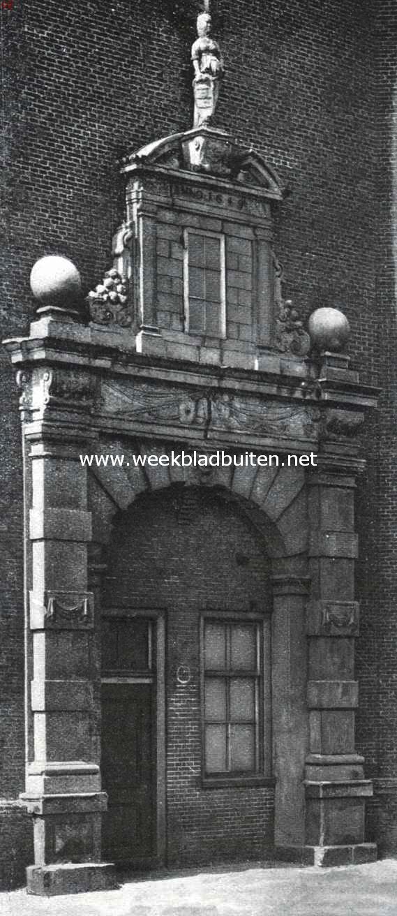 De gerestaureerde Drommedaris te Enkhuizen. De dichtgemetselde portiek aan de stadszijde vr de restauratie