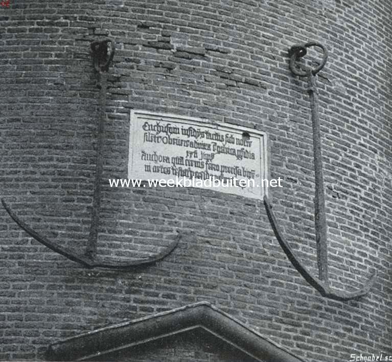 De gerestaureerde Drommedaris te Enkhuizen. De scheepsankers, herinnerend aan den mislukten aanslag der Gelderschen op de stad in 1537, die vroeger aan de Oost-Indische toren en sinds ongeveer een halve eeuw aan den Drommedaris hangen
