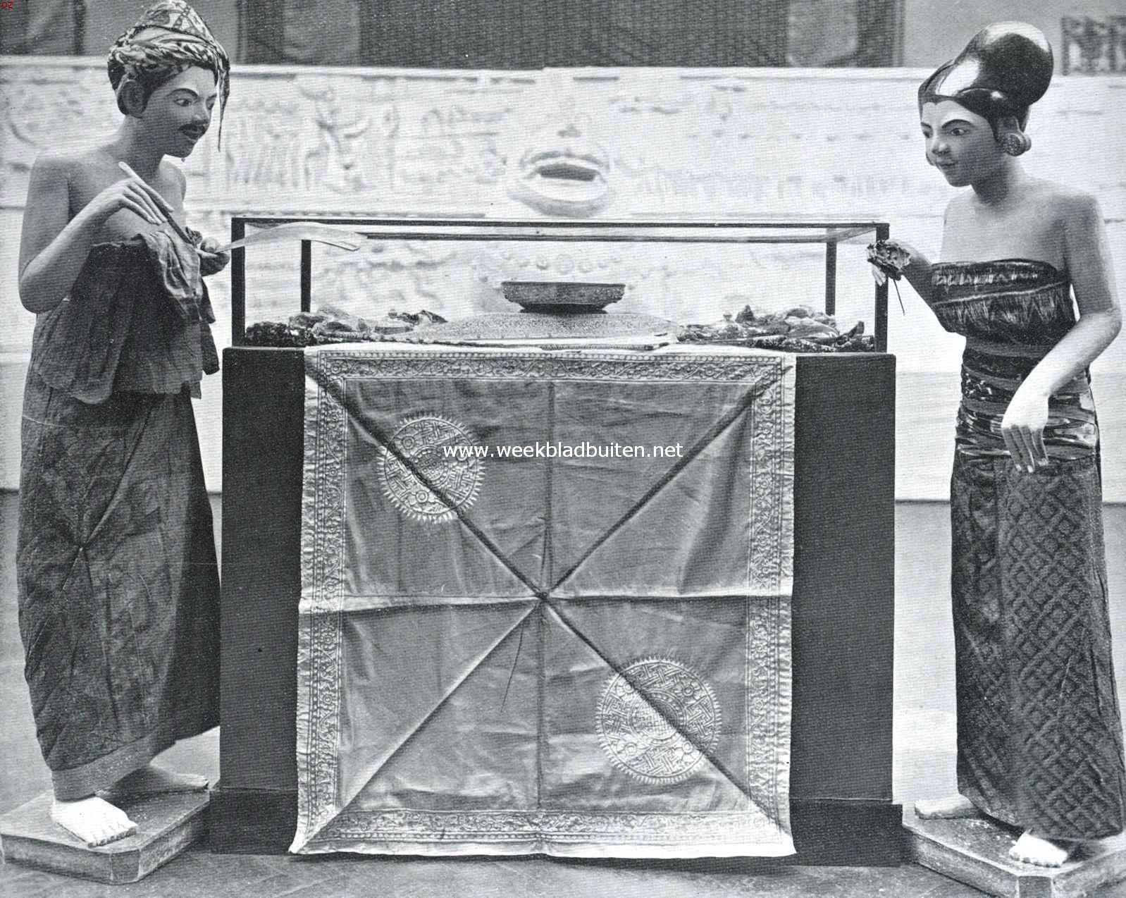 Een belangwekkende inzending van H.M. de Koningin op de tentoonstelling van Oud-Javaansche en hedendaagsch Balisch hindoesme te Amsterdam. In de vitrine een prachtige kris en een aantal weefsels, het huldeblijk, door den stedehouder van Karang Asem, I Goesti Gd Djilantih bij zijn aftreden onzer koningin aangeboden. De levensgroote beelden stellen voor een Balineesche schrijver en vrouw