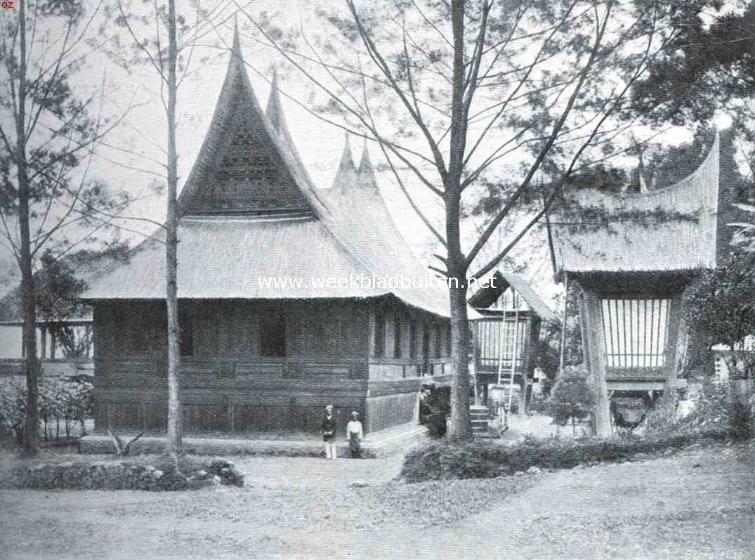 In de Padangsche Bovenlanden. Huizen met rijstschuren