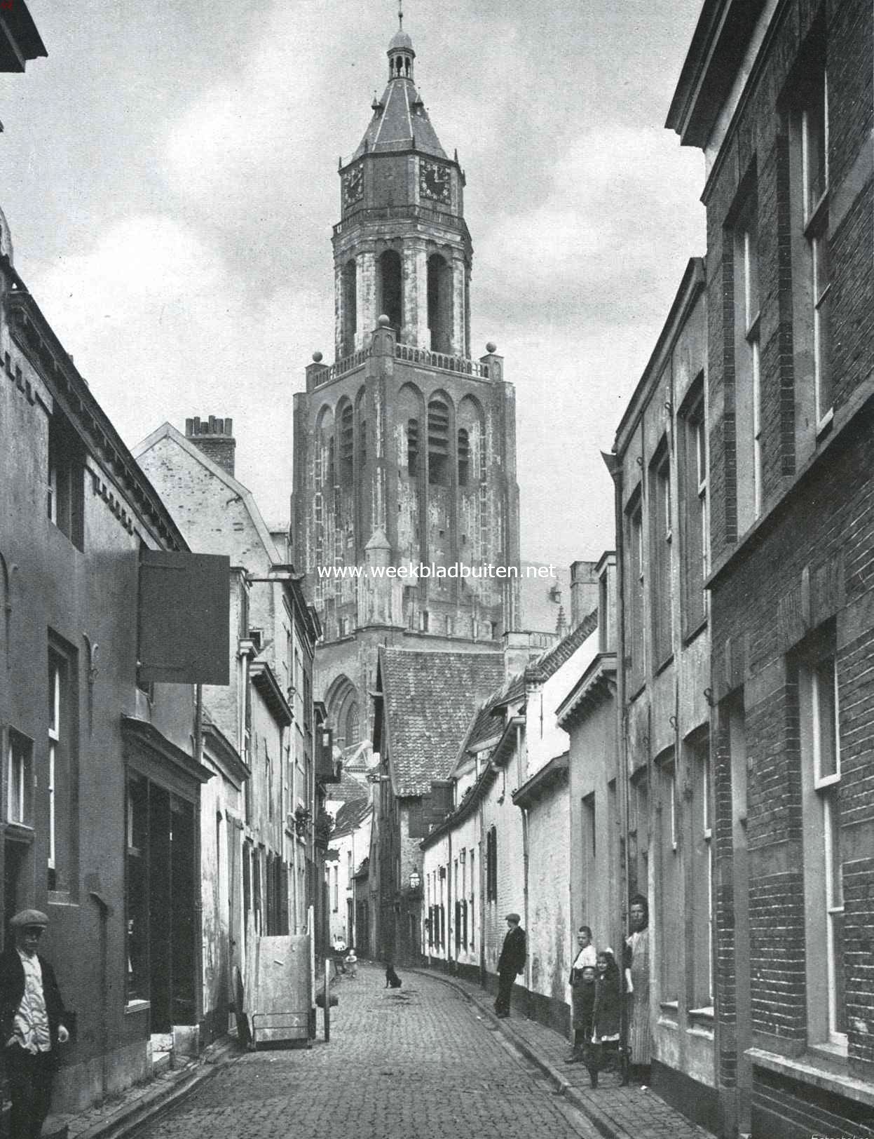 De toren der Groote Kerk te Arnhem, welks klokkespel onder de deskundige leiding van den Mechelschen beiaardier J. Denijn gerestaureerd wordt