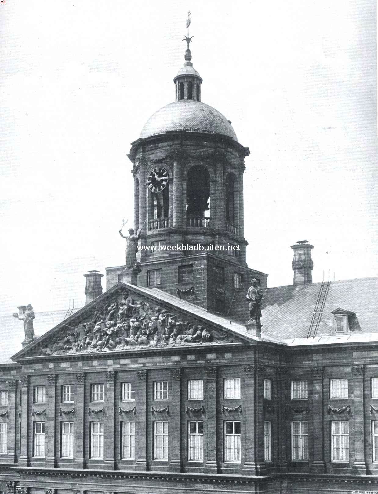 Toren met frontespiece (Damzijde) van het voormalige raadhuis thans dienst doende als koninklijk paleis te Amsterdam
