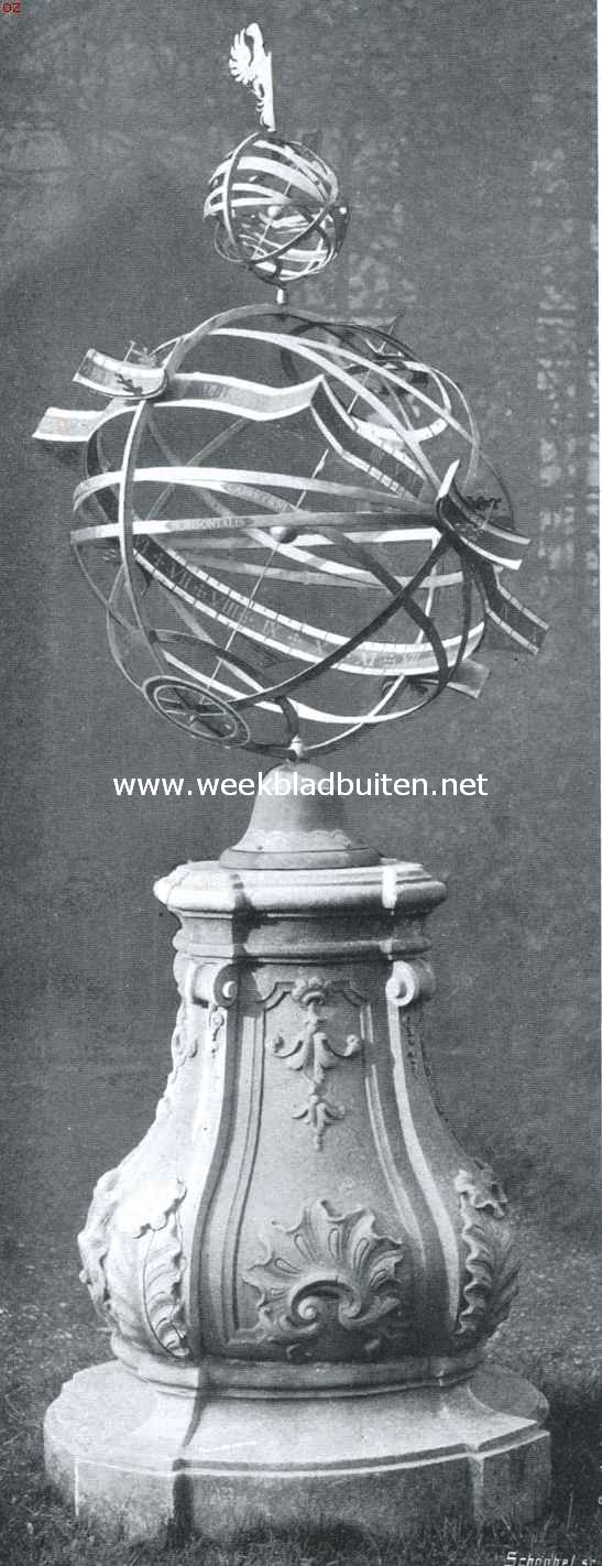 Tuinsierkunst  in de 18de eeuw. Groote zonnewijzer in den tuin van het Rijksmuseum