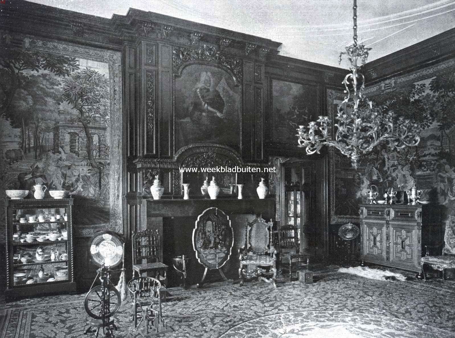 Het Huis Eerde. Hoek van de zaal met (schoorsteenstuk) het portret van den stichter