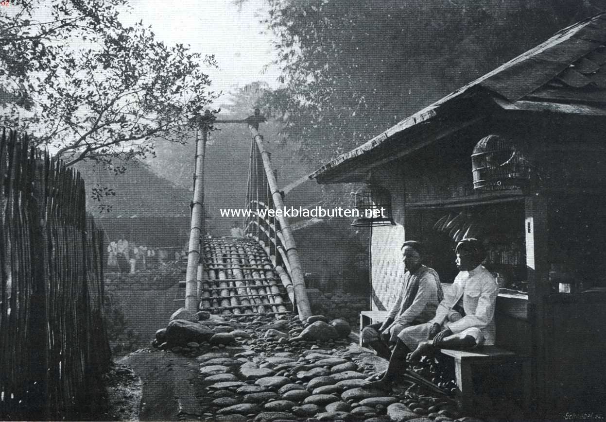 Buitenzorg en Soekaboemi. Uit bamboe vervaardigde brug bij Buitenzorg