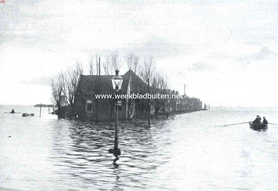 De watersnood in Noord-Holland. Huizen aan den weg van Zaandam naar Oostzaan, thans een eilandje in een groot meer vormend