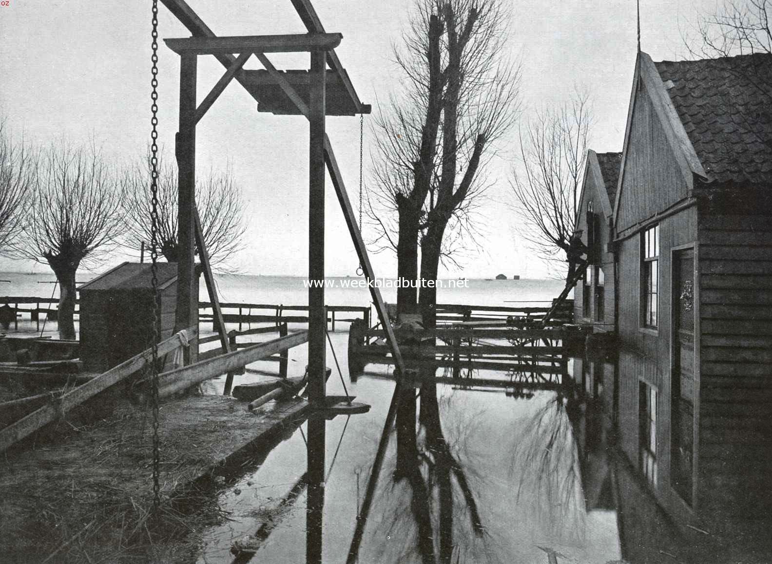 De watersnood in Noord-Holland. De troostelooze watervlakte bij een ondergeloopen boerderij aan den Zuiddijk te Zaandam