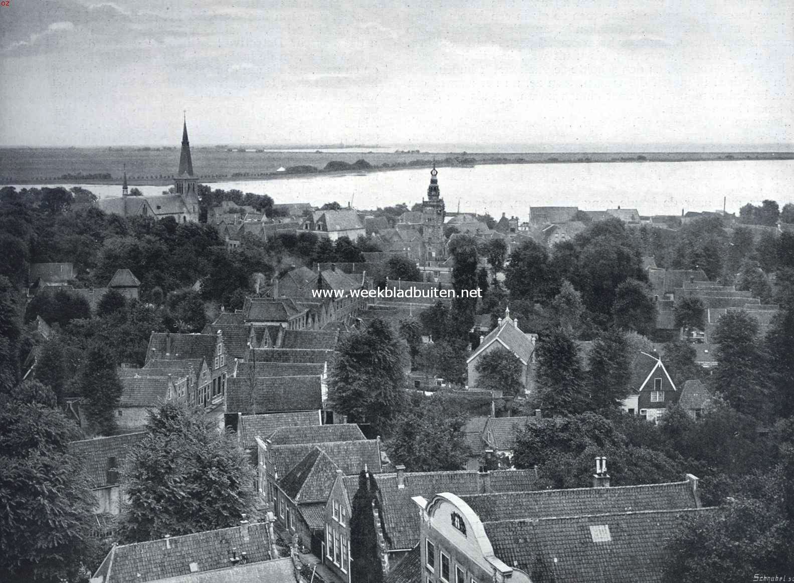 De watersnood in Noord-Holland. Panorama van Monnikendam uit den toren der Groote Kerk. Al het land op den achtergrond, van de Gouwzee tot Edam, (Katwouder- en Zuidpolder) is thans met water overdekt. Duidelijk is op bovenstaande afbeelding (ongeveer tusschen de twee torens), de kerk van het zoo zwaar geteisterde Volendam te zien