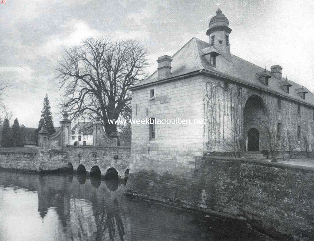Het kasteel Chaloen. Voorpoort en slotbrug, van het kasteel af gezien