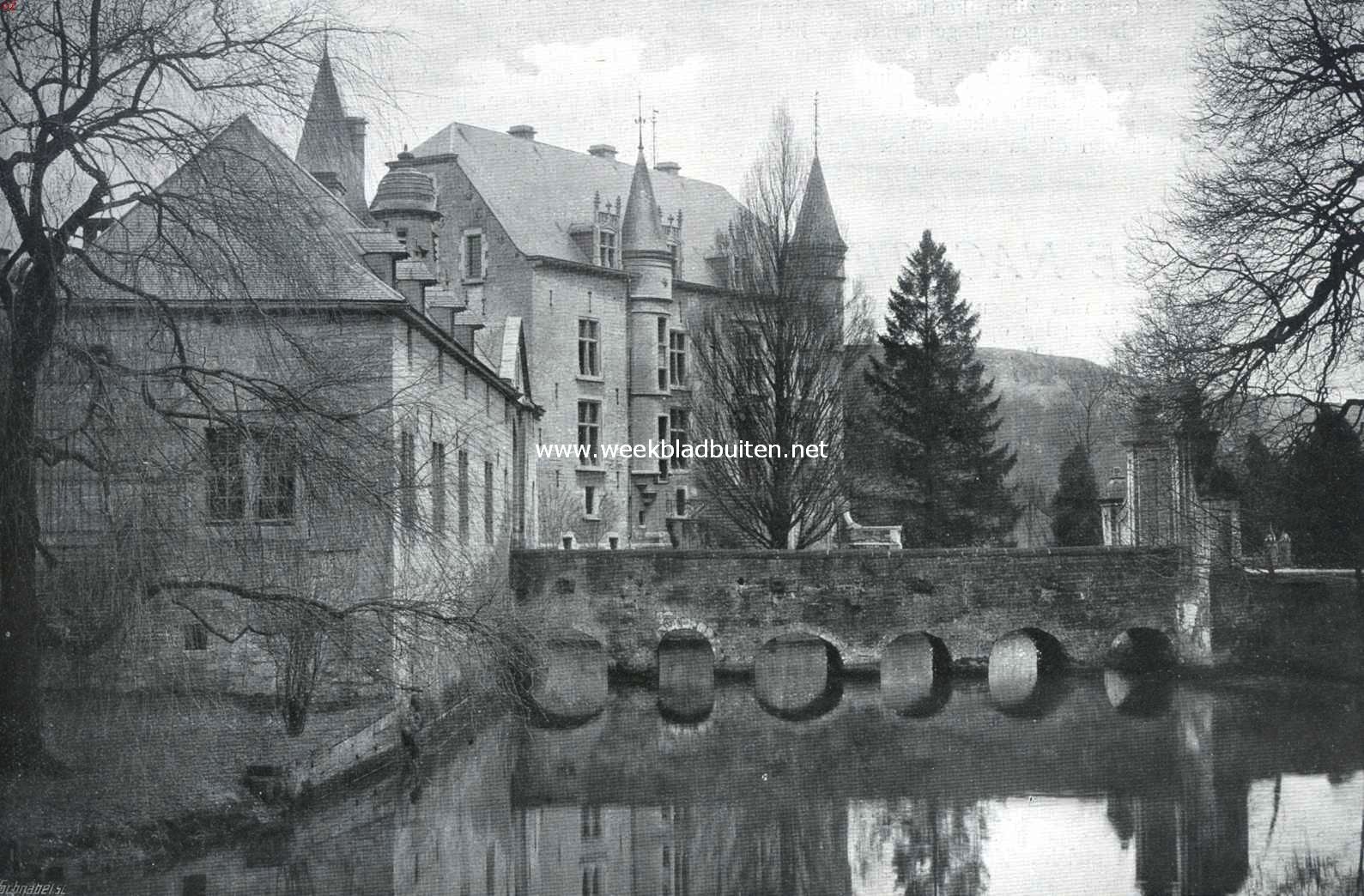 Het kasteel Chaloen. Met slotbrug, gezien van het westen