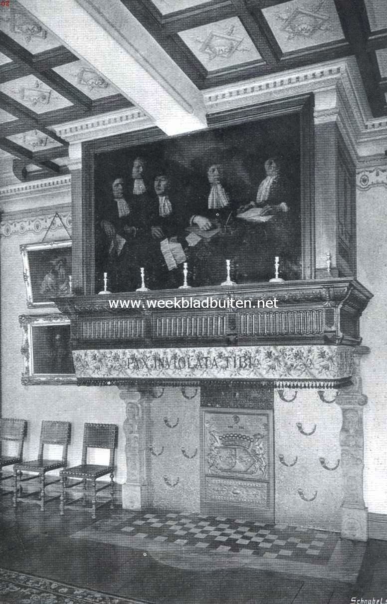 Het kasteel Chaloen. Schouw in de eetzaal