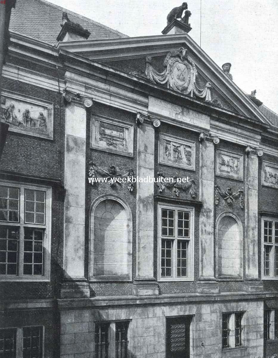 De Lakenhal te Leiden. Gedeelte van den hoofdgevel met reliefs, voorstellende de hoofdmomenten van de lakenbereiding