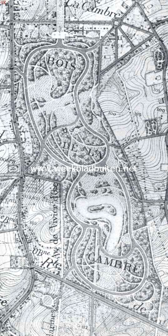 Ontwerp eener moderne schoonheidsleer voor den tuinaanleg. Plan van het Ter Kamerenbosch (Bois de la Cambre) te Brussel. Ofschoon aangelegd in den bochten- en allegaarstijl, is er in dien aanleg een zeker goede smaak niet te loochenen. Zoo werd het dragelijk. Maar met geen enkelen eisch van het groote stadsverkeer is rekening gehouden, en bij elke schrede valt opnieuw de gekunsteldheid op. In de parken van deze soort ziet men vooral de wegen, niet de schoone groeperingen van geboomten enzovoorts