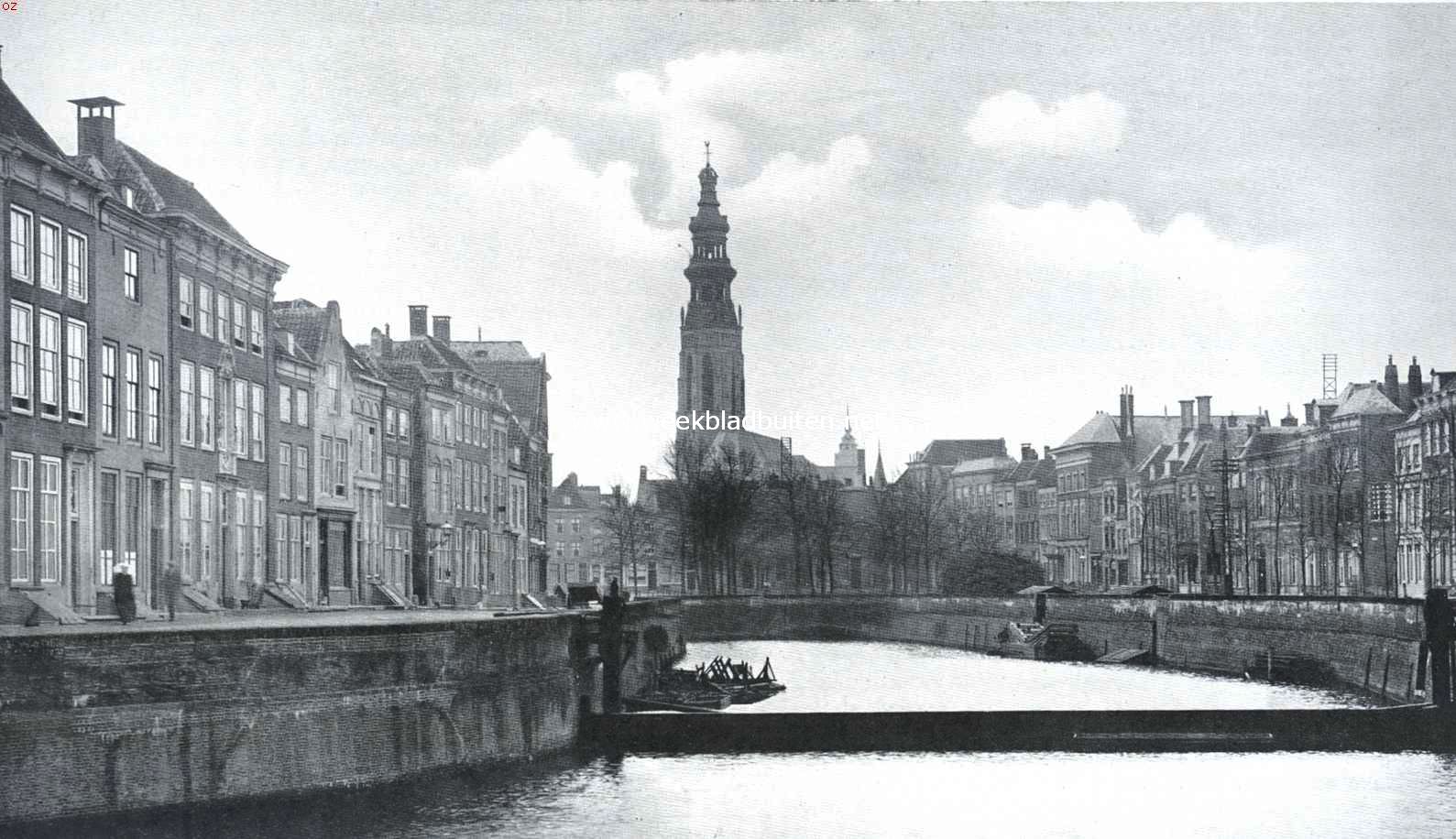 Twee steden van Walcheren. Gezicht van de Rotterdamsche Kaai te Middelburg op Droogdok en Dam. Op den achtergrond de Abdijtoren