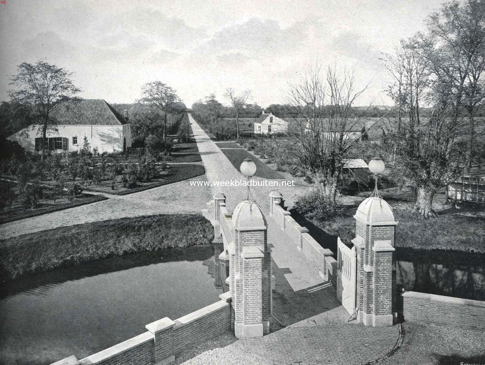 Het Slot Moermond. Gezicht van het slot op brug en oprijlaan. Het plantsoen is van nieuwen aanleg