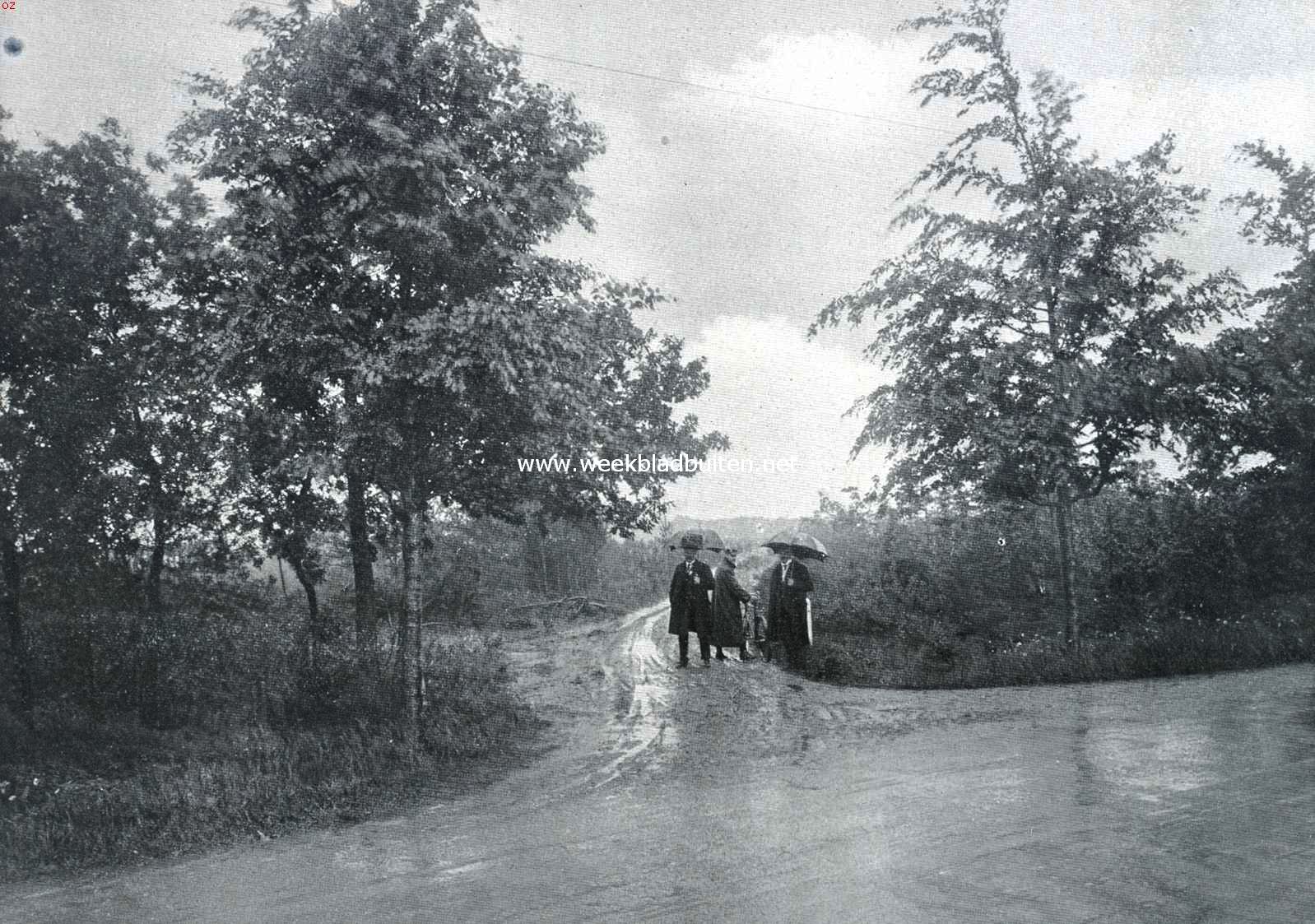De wandelweg Zwolle-Oldenzaal. Tusschen De Lutte en Denekamp op den dag der officiele opening. Eenige deelnemers, evenals onze fotograaf met mannenmoed den regen trotseerend