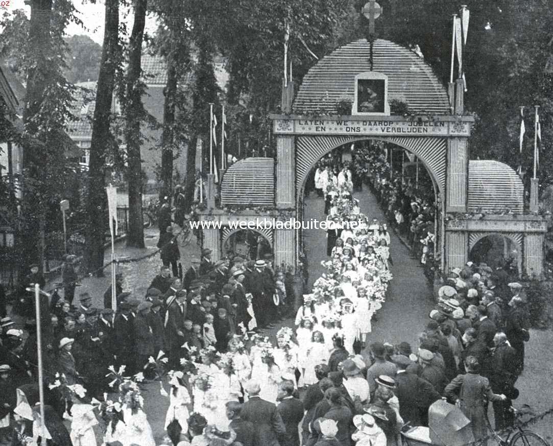 De St. Jansprocessie te Laren. De bruidjes in de stoet