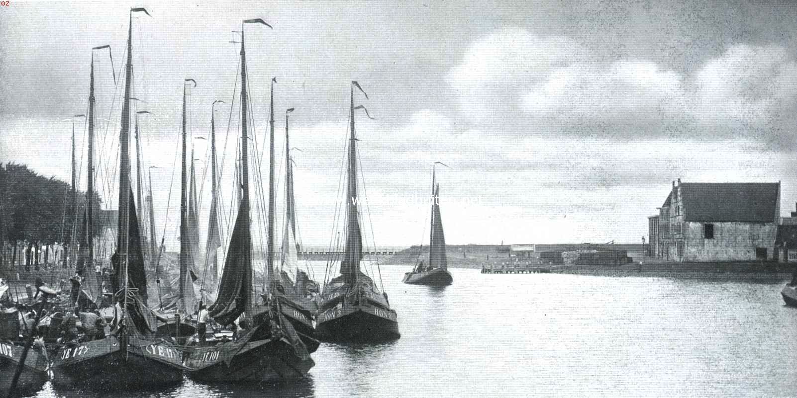 Medemblik de oudste. De Ooster (vroeger Nieuwe) Haven te Medemblik, rechts de conservenfabriek en zeventiende eeuwsche pakhuizen, die het gezicht op het kasteel van het noorden benemen