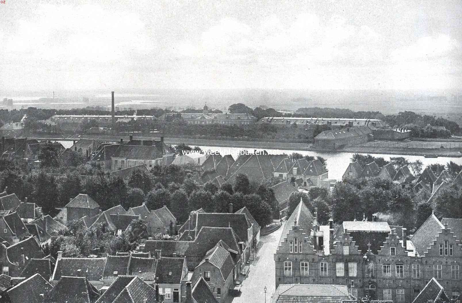 Medemblik de oudste. Gezicht van den toren der Hervormde Kerk te Medemblik naar het zuiden. In het midden de Torenstraat. Op den achtergrond het Rijks-krankzinnigengesticht; daarvoor de ruime doch steeds verlaten Westerhaven