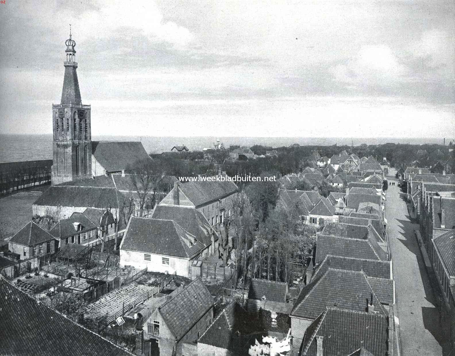 Medemblik de oudste. Gezicht van den toren der R.K. Kerk naar het oosten. Links de Ned. Herv. Of Bonifaciuskerk, in het midden het Weeshuis. Daar tusschen (het gebouw met de vleugels) de overblijfselen van het voormalig Muntgebouw. De straat rechts is het Begijnhof