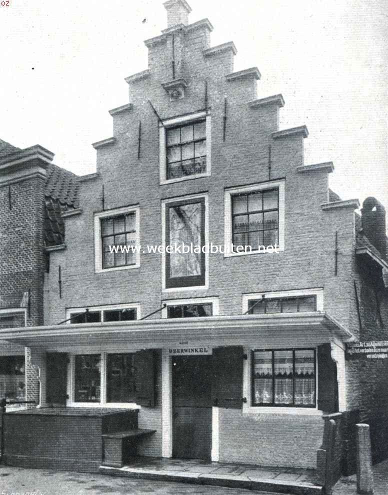 Medemblik de oudste. Oud huis met luifel aan de Nieuwstraat