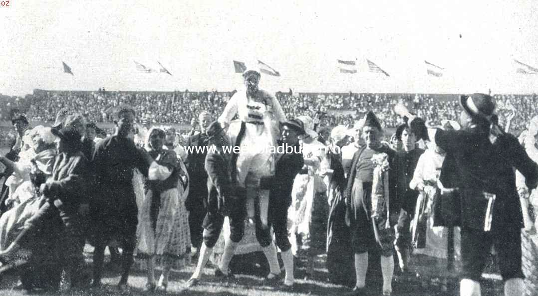 Het artisten zomerfeest in het Stadion te Amsterdam. De Hollandsche boerenbruiloft, Rika Hopper, de bruid, voor het eere-comit