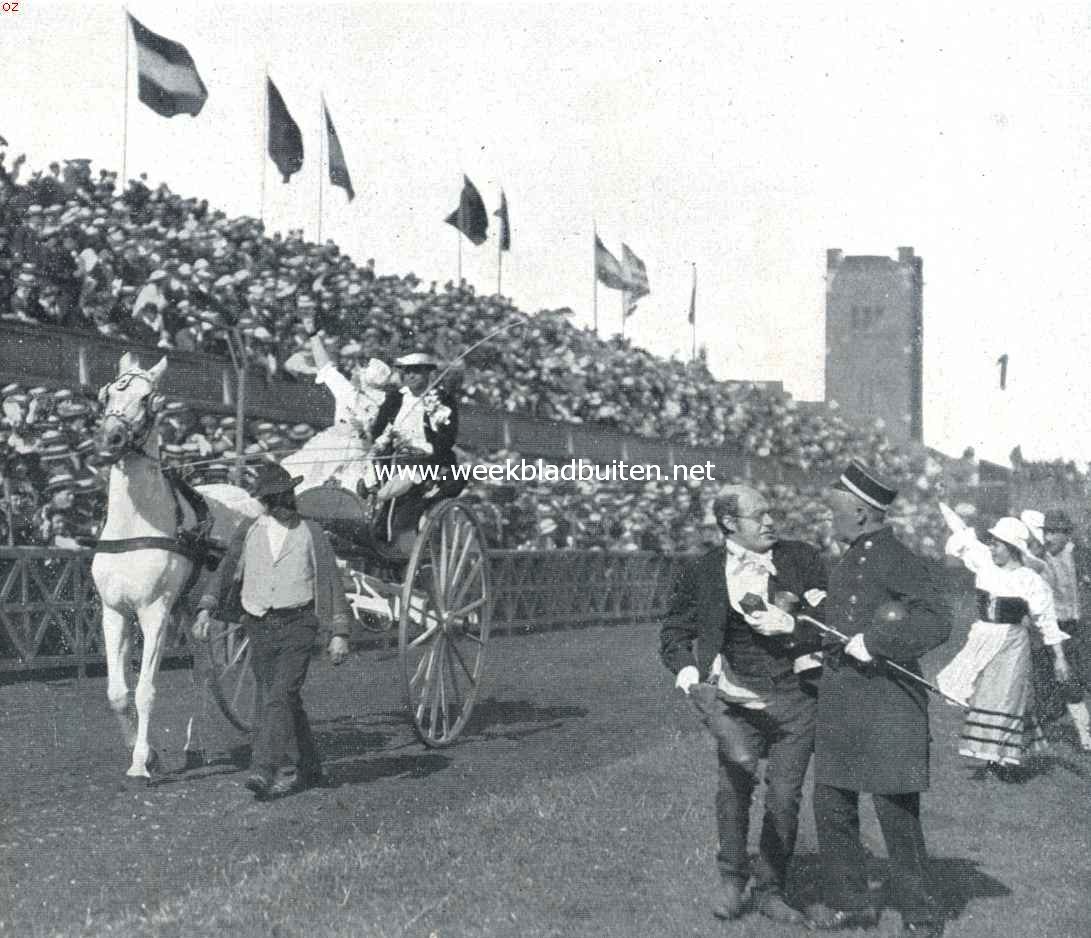 Het artisten zomerfeest in het Stadion te Amsterdam. De Hollandsche boerenbruiloft. Bruid en bruidegom (Rika Hopper en Louis Gimberg) in de sjees